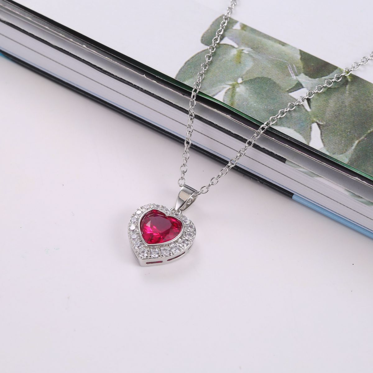 Collar corazón de zirconia y acero