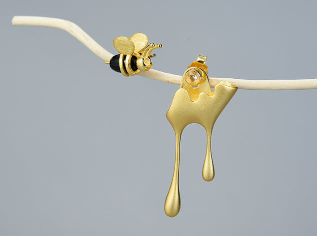 Aritos asimétricos de abeja y miel, Plata 925 bañada en Oro 18K